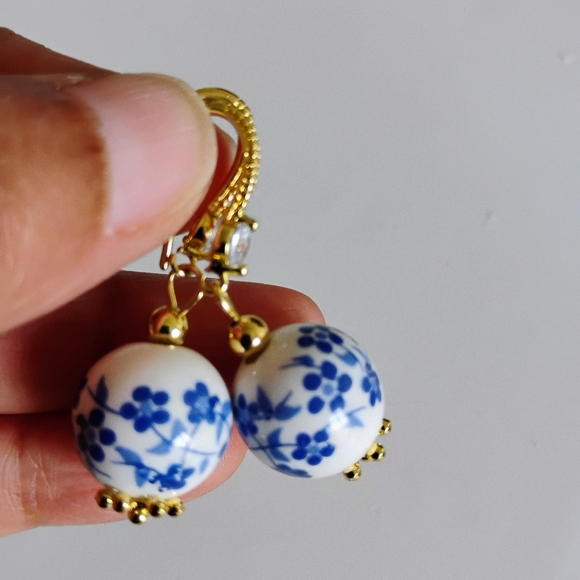 New Elegant Porcelain Blue Floral Gold Earrings - Picture 4 of 7
